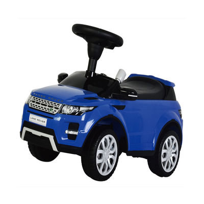 Zweijährige Kinder fahren auf einem Vierradfahrzeug aus Kunststoff
