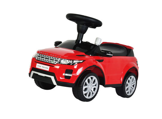 Zweijährige Kinder fahren auf einem Vierradfahrzeug aus Kunststoff
