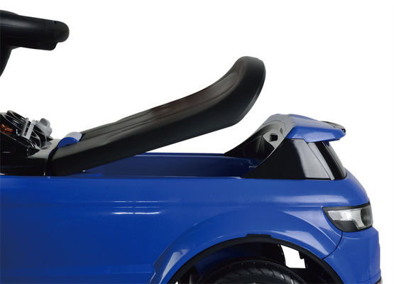 Zweijährige Kinder fahren auf einem Vierradfahrzeug aus Kunststoff