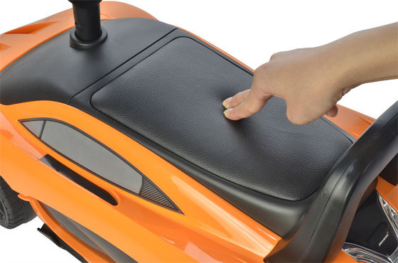 Fein verarbeitete farbenfrohe Mini-Kinder fahren auf Autospielzeug für Kinder Altersbereich 5-7 Jahre