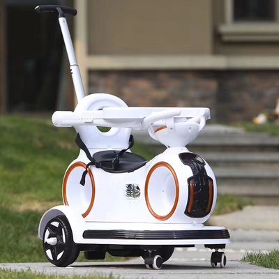 Kinderfahrt im Elektroauto mit einziehbarem Schubgriff und bunten Lichtern