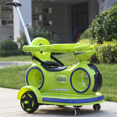 Kinderfahrt im Elektroauto mit einziehbarem Schubgriff und bunten Lichtern