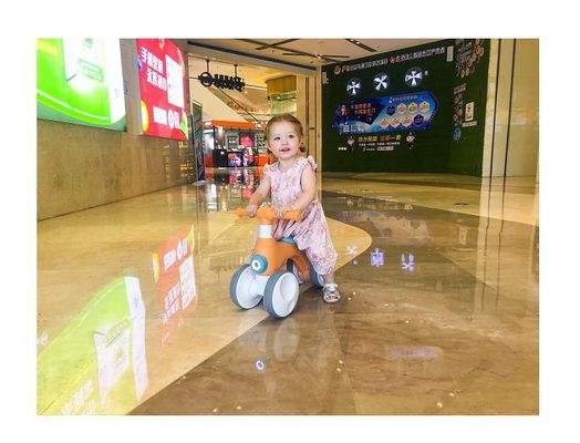 Plastik-Vierräder-Kinder-Bilanz-Fahrrad mit Musik-Licht-Blaseneinrichtung maximale Belastung 30kg