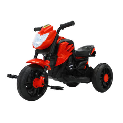 Geschlechtsneutrale blaue Kinder fahren auf einem Dreiradmotorrad mit Pedal und den besten Motorwagen