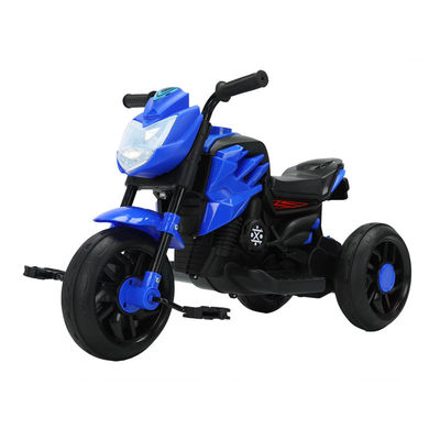 Geschlechtsneutrale blaue Kinder fahren auf einem Dreiradmotorrad mit Pedal und den besten Motorwagen