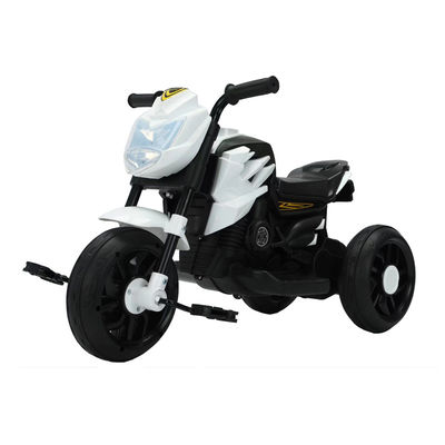 Geschlechtsneutrale blaue Kinder fahren auf einem Dreiradmotorrad mit Pedal und den besten Motorwagen