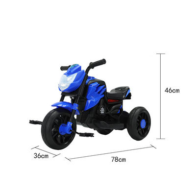 Geschlechtsneutrale blaue Kinder fahren auf einem Dreiradmotorrad mit Pedal und den besten Motorwagen