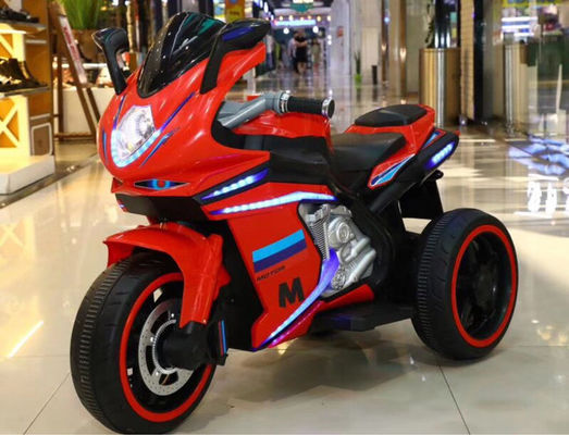 Kinder zwischen 2 und 8 Jahren fahren mit Musik und Licht auf Motorrädern