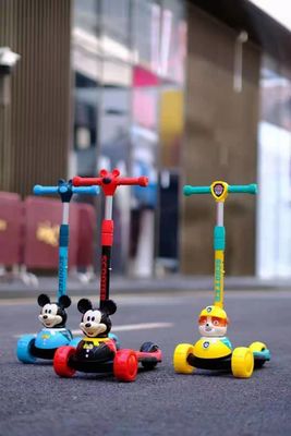 Plastik-Kinderfahrzeug mit PU-Flash-Radmusik und Klappfunktion