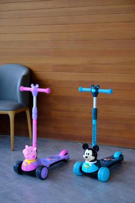 Gut Kick Fahrt auf Roller Auto Fuß Pedal Klappstand für Baby Balance Auto Kunststoff