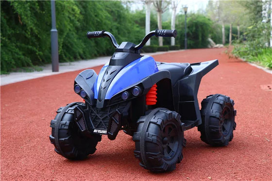 Kinder fahren mit dem ATV mit Musik und Licht