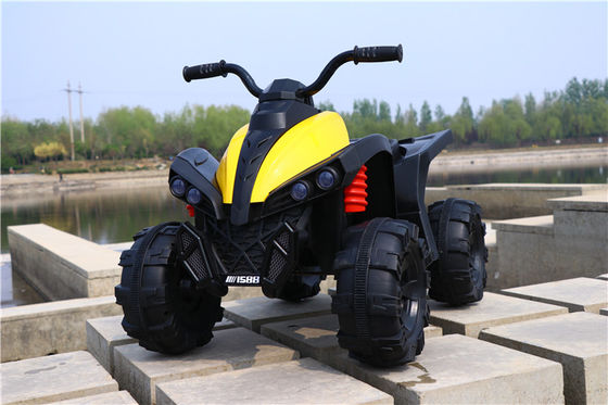 Kinder fahren mit dem ATV mit Musik und Licht
