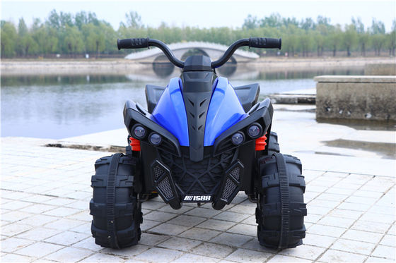 Kinder fahren mit dem ATV mit Musik und Licht