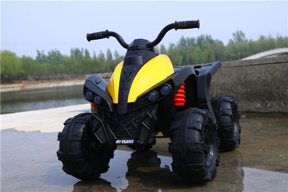 Kinder fahren mit dem ATV mit Musik und Licht