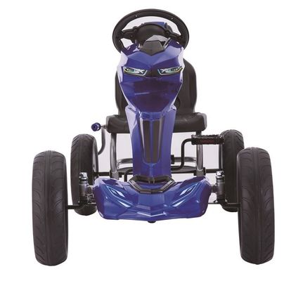 Kinder fahren auf einem Go-Kart-Pedal mit Kupplung und Bremse aus rotem Kunststoff