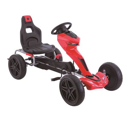 Kinder fahren auf einem Go-Kart-Pedal mit Kupplung und Bremse aus rotem Kunststoff