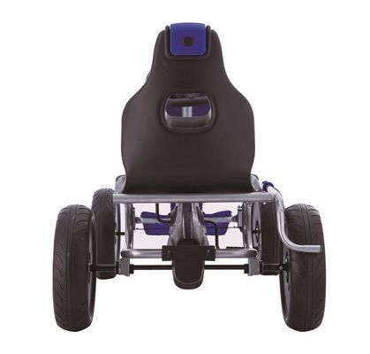 Kinder fahren auf einem Go-Kart-Pedal mit Kupplung und Bremse aus rotem Kunststoff