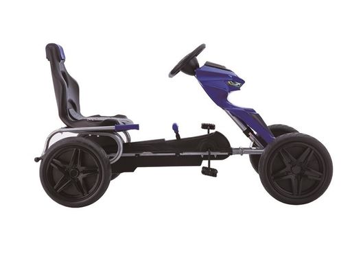 Kinder fahren auf einem Go-Kart-Pedal mit Kupplung und Bremse aus rotem Kunststoff