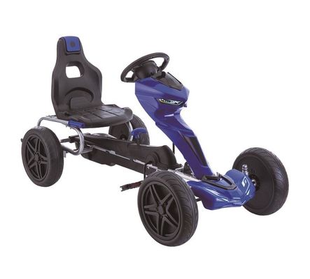 Kinder fahren auf einem Go-Kart-Pedal mit Kupplung und Bremse aus rotem Kunststoff